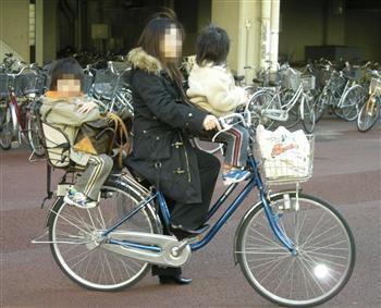 30年ぶりの教則改正で禁止が明文化される自転車の親子3人乗り