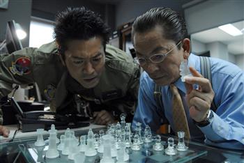 犯行予告を解こうとする右京(水谷)と薫(寺脇)=(C)2008「相棒−劇場版−」パートナーズ