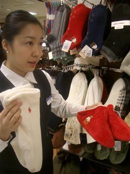 販売好調なルームソックス。灯油価格の上昇が原因という=東京・渋谷の東急百貨店東横店