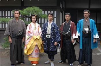 鞍馬天狗役を演じる野村萬斎(中央)ら出演者たち