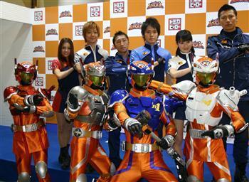 発表会にはドラマに出演予定のWBCフライ級世界チャンピオンの内藤大助選手(中央)も出席。レスキューフォースとともにPRした=東京・丸の内
