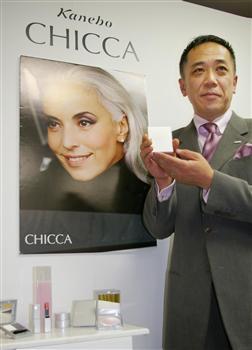新ブランド「CHICCA(キッカ)」を発表する知識賢治社長=27日、東京都中央区