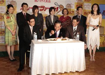 山本浩二さんや田淵幸一さんらのアイデアが詰まった特製カレーをほおばる野球の日本代表・星野仙一監督(中央)=22日、東京都千代田区のホテルニューオータニ