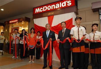 新業態店「マックカフェ」の開店セレモニーに臨む原田泳幸社長(右から4人目)=東京・恵比寿