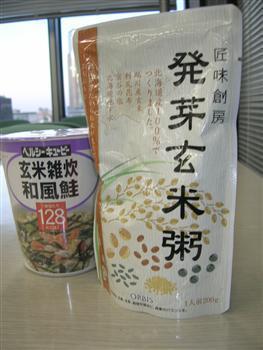 オルビスの「発芽玄米粥」(右)とキユーピーの「玄米雑炊」