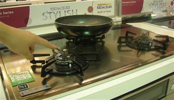 バーナーの中央にある突起が鍋底の温度を感知するセンサー。温度が上がると自動的にガスがストップする=東京・西新宿の東京ガス新宿ショールーム