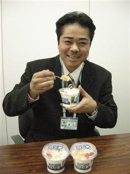 年に1回は鹿児島県の“本家”白くまの味を食べ歩くという森山英樹さん=東京都千代田区のセブン−イレブン・ジャパン本社