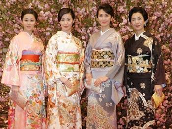 四姉妹役で共演する高橋惠子、賀来千香子、檀れい、中越典子(右から)。豪華な衣装代は総額5000万円という