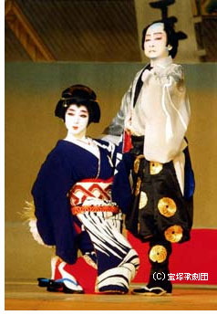 「神田祭」を舞う春日野八千代(右)と松本悠里=宝塚舞踊会