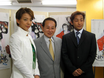 「歌舞伎の音楽と宝塚的な音楽、両方を取り入れて楽しさを出したい」と話す演出・出演の片岡秀太郎を囲んで、主演の片岡愛之助(右)と霧矢大夢(左)