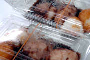 来場者にふるまわれたもち。新潟県小千谷市の餅米を使っている