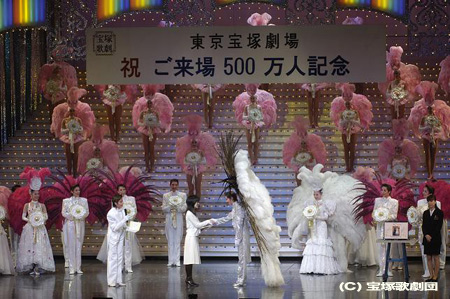 終演後、舞台上で春野寿美礼らから記念品が贈られた=東京宝塚劇場