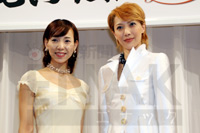 記者会見した宙組新トップコンビ、かしげさんとるいるい。クリックすると写真グラフに飛びます