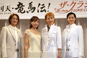 会見した蘭寿とむ、紫城るい、貴城けい、大和悠河(左から)