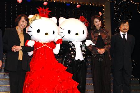 記念撮影。右から小池修一郎、樹里咲穂、キティ、キティの妹ミニー、若央りさ