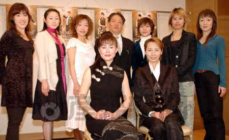 6人のダンサーも出演。演出は三木章雄(後中)=東京・新橋の第一ホテル東京