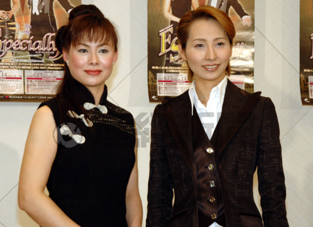 「日本にきてジャンルを超えた音楽を演奏し始めて、その結果のひとつが宝塚とのコラボです」とエンキ。「宝塚ファン以外のお客さまもこられるので、責任は重大」と意気込む涼=東京・新橋の第一ホテル東京