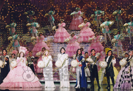 雪組が上演中の「ベルサイユのばら オスカル編」の豪華絢爛(けんらん)フィナーレ((c)宝塚歌劇団)