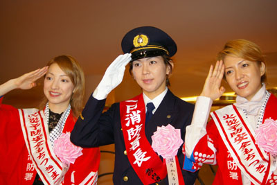 制服を「私服です」と冗談を交えるほどサマになる“湖月署長”(中央)。となみちゃん(左)ととうこさん(右)を従え敬礼