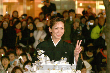 報道陣にピースサインをするわたるさん