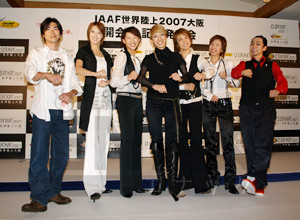 宝塚雪組トップスター、水夏希を中心としたAQUA5（中央の5人）と石川直（左）、TAKAHIRO(右)。全員でくいだおれ人形のポーズ。これも開会式の演出の一環。クリックしてください