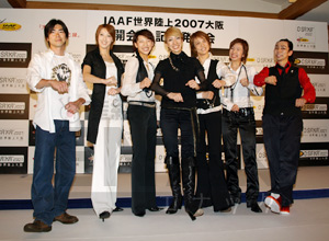 宝塚雪組トップスター、水夏希を中心としたAQUA5(中央の5人)と石川直(左)、TAKAHIRO(右)。全員でくいだおれ人形のポーズ。これも開会式の演出の一環。クリックしてください