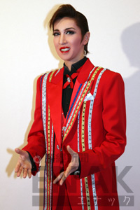ことし4月「明智小五郎の事件簿」東京公演初日に会見したときのおささん