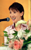 会見するおささん