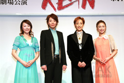 会見した蒼乃夕妃、柚希礼音、轟悠、南海まり(左から)=東京都内のホテル