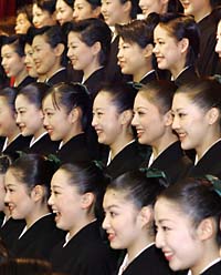 宝塚音楽学校の卒業式で記念写真に納まる第93期生=1日午前、兵庫県宝塚市