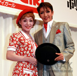 会見した瀬奈じゅんと彩乃かなみ