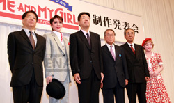 会見出席者。左から三木章雄、瀬奈じゅん、小林公一、上島達司、片山隆司・シャディ副社長、彩乃かなみ