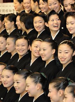 卒業式前に行われた記念撮影。未来のスターたちは晴れやかな笑みを浮かべた＝午前９時半、兵庫県宝塚市