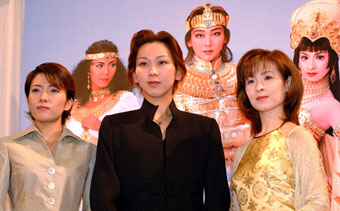 安蘭けい、湖月わたる、檀れい(左から)=東京都港区のホテル