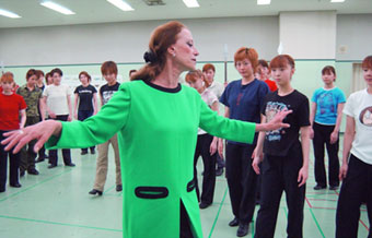 星組に振り付けをするマイヤ・プリセツカヤさん=3日午後、宝塚歌劇団"