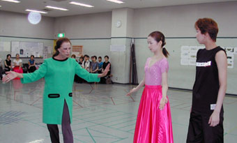 湖月わたる(右)と檀れい(中)にアドバイスするマイヤ・プリセツカヤ(左)=宝塚歌劇団の稽古場