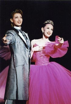 雪組のショー「レ・コラージュ−音のアラベスク」(11月8日−12月23日、東京・日比谷の東京宝塚劇場)の一場面。左から朝海(あさみ)ひかる、舞風(まいかぜ)りら