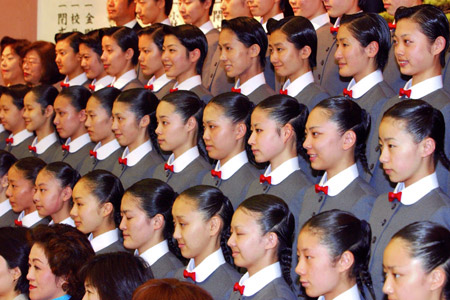 宝塚音楽学校の入学式で記念写真に納まる未来のタカラジェンヌたち=19日午前、兵庫県宝塚市