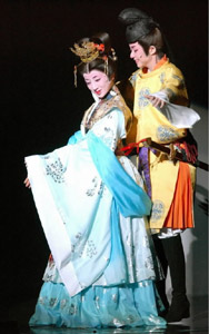 『飛鳥夕映え』で映美さんと舞う新トップの彩輝直さん(右)。最初で最後の2人の舞台
