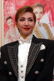 「瀬奈じゅんとの競い合い、仲の良さを見ていただきたい」と語る春野寿美礼=冬季用宝塚劇場