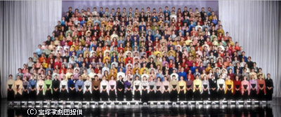 大階段に勢揃いした歌劇団の総勢398人の生徒たちが宝塚の歴史をものがたる
