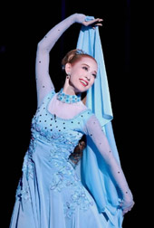 『タカラヅカ・グローリー!』の第7章ロマンス、ブルーのドレスで踊る舞風さん。華麗なダンスで客席を魅了した