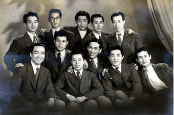 半世紀ぶりにスポットライトを浴びる宝塚歌劇団の男子研究生ら(当時の写真から)