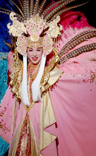 『TAKARAZUKA舞夢!』のパレードで踊るふづきさん。ギリシャ神話の世界で結婚の神ヘラを演じる